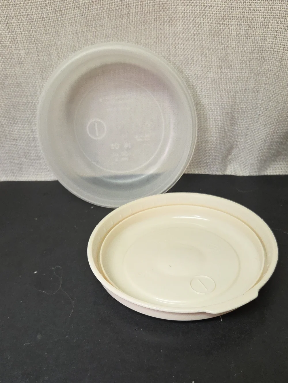 4 Rubbermaid Containers With Lids‎